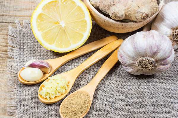 imbir-chesnok-limon-i-med-svojstva-i-polza