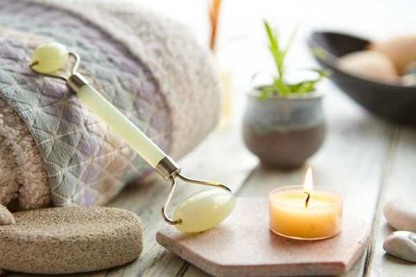 massazhnyj-rolik-dlya-litsa-kakpolzovatsya