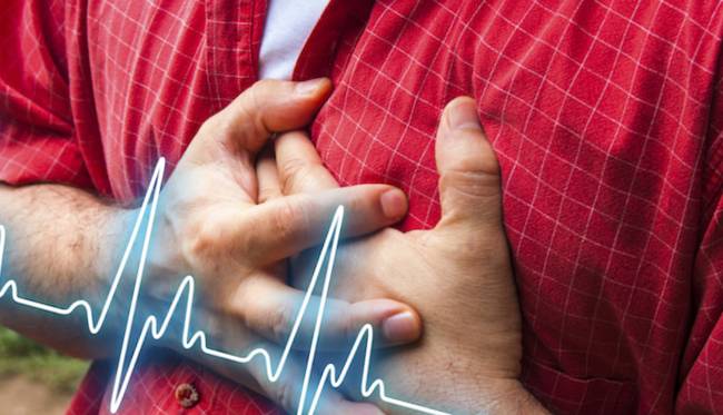 мужчина держится за сердце