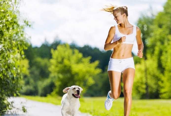 девушка на пробежке