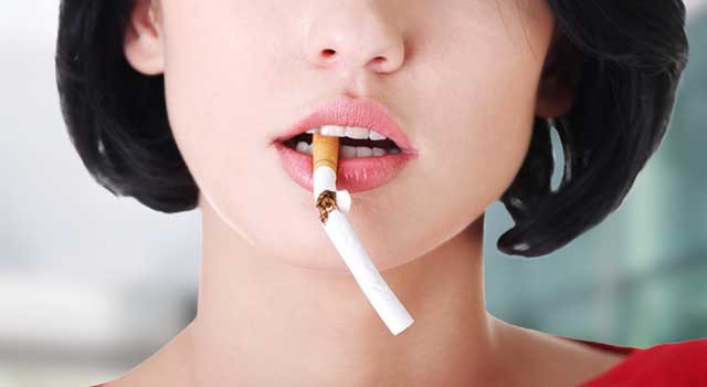 сломанная сигарета во рту