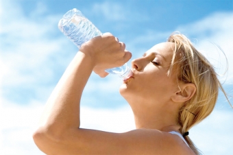 девушка пьет воду