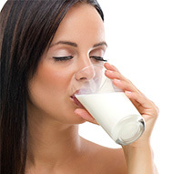 девушка пьет молоко