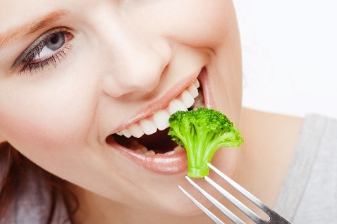 девушка кушает овощи