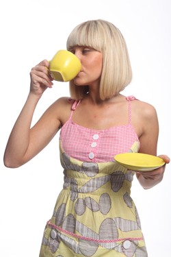 женщина пьет чай