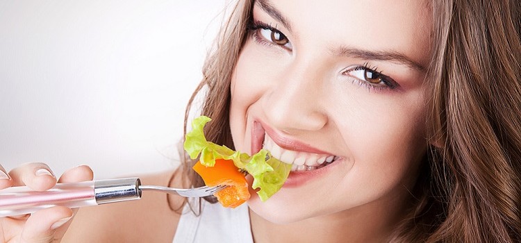 девушка кушает