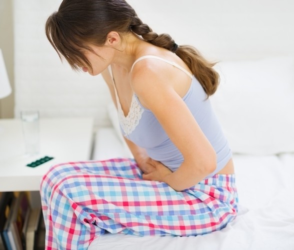 Девушка с больным животом