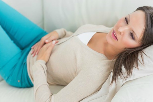 девушка лежит на диване