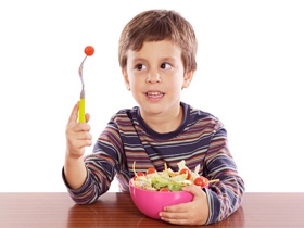 ребенок питается