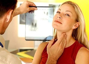 у женщины проверяют щитовидку