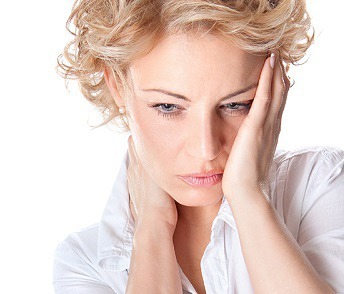 женщина держится за голову