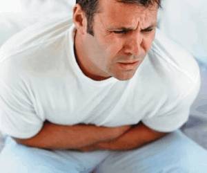 у мужчины болит живот