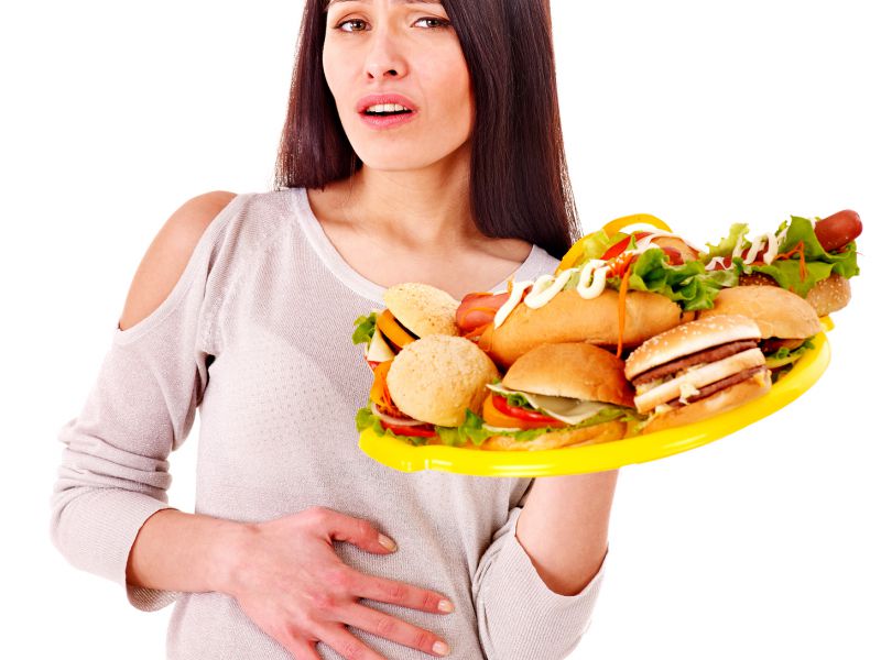 девушка держит фаст фуд