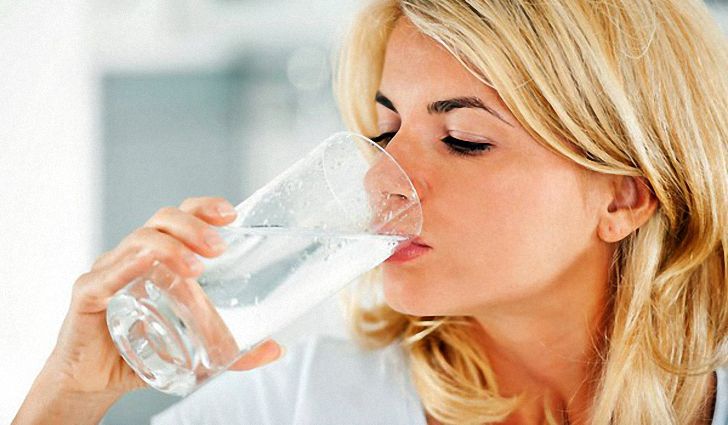 девушка пьет воду