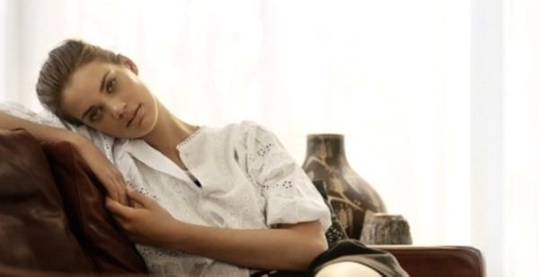 девушка на диване