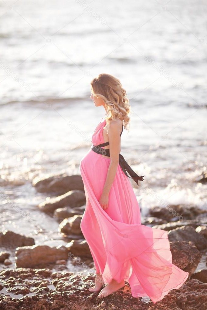 беременная девушка в платье у моря