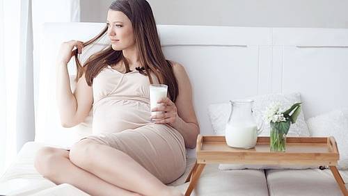беременная на диване