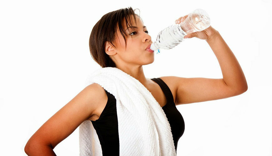 девушка пьет воду