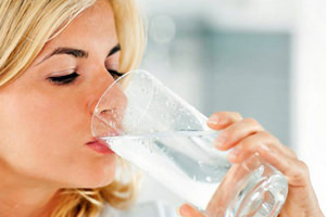 девушка пьет воду