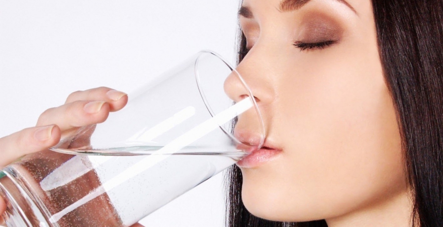 девушка пьет воду