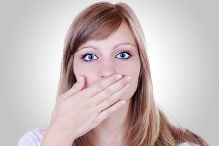 девушка прикрыла рот рукой