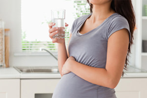 девушка со стаканом воды