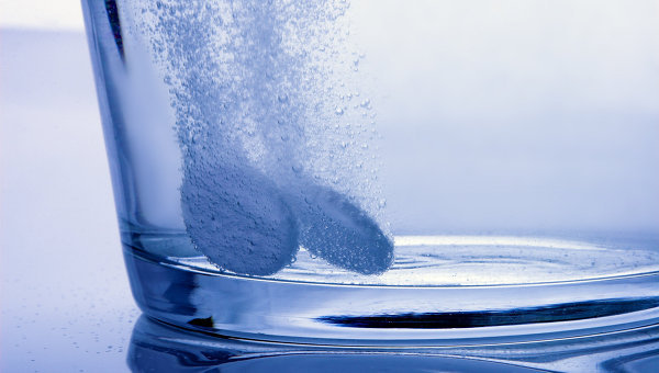 таблетки растворяются в стакане воды