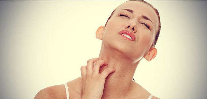 девушка чешет горло