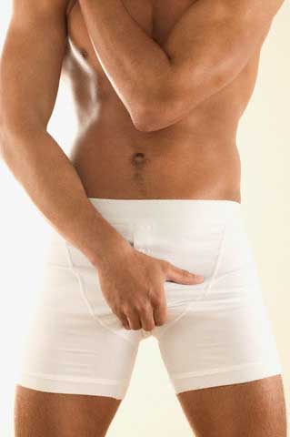 мужчина в трусах