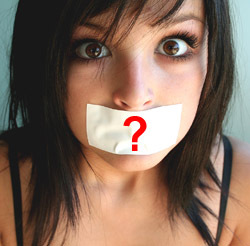 заклеенный рот у девушки