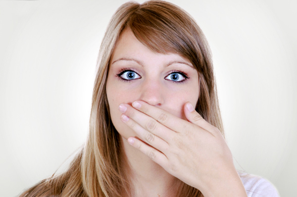 девушка прикрыла рот