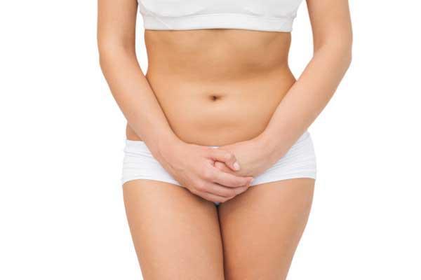 девушка держится за живот