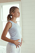 девушка держится за живот