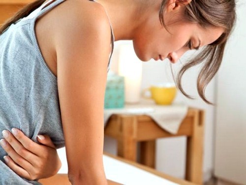 девушке болит бок