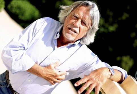 мужчина держится за сердце