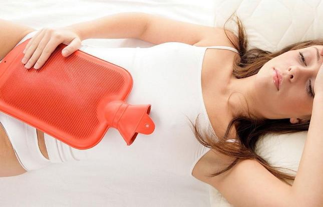 девушка с грелкой