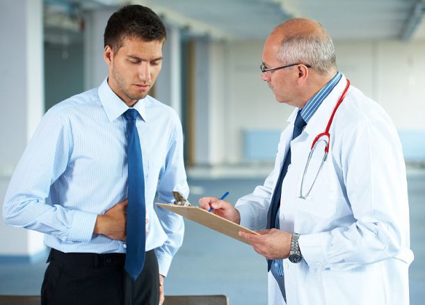 мужчина и врач