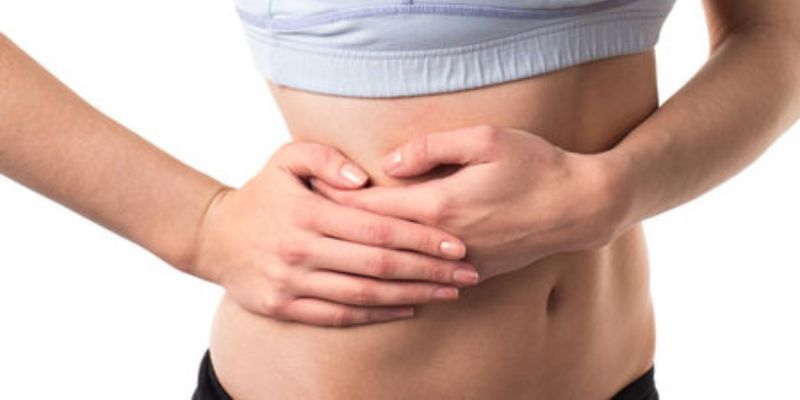 боль в правом боку у девушки