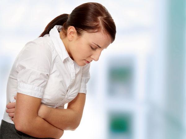 девушка с болями в животе