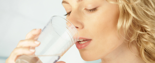 девушка со стаканом воды