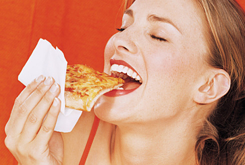 девушка кушает пиццу