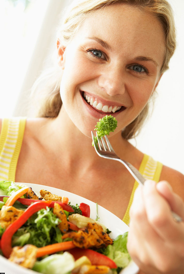 женщина кушает салат