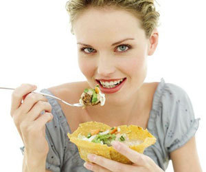 девушка кушает