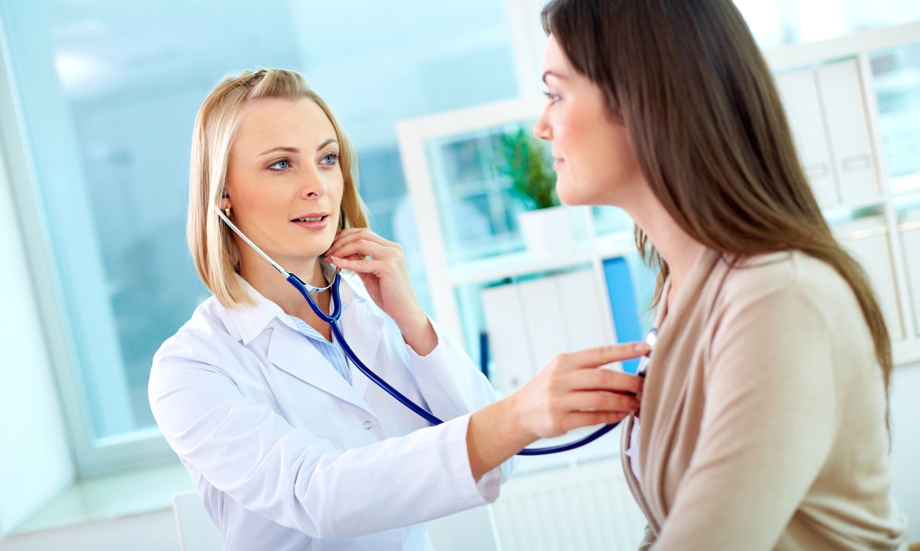 девушка у терапевта