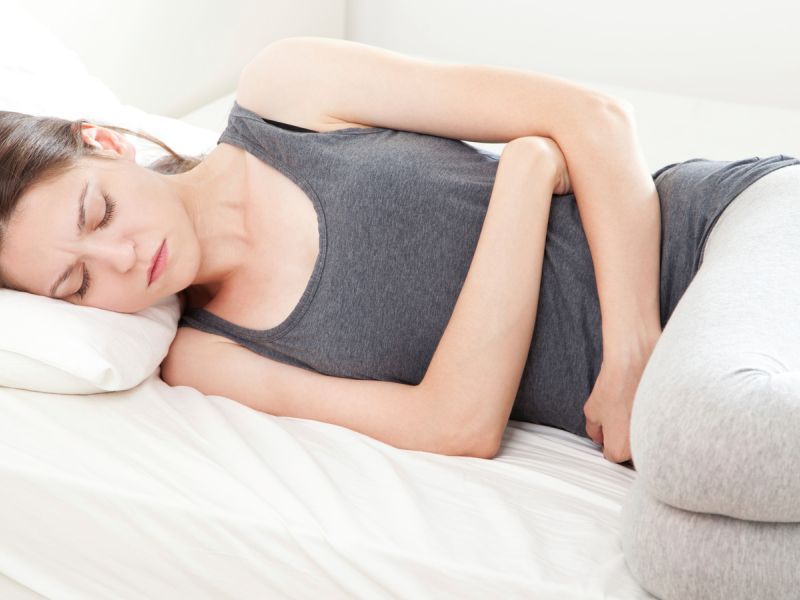 у девушки болит живот