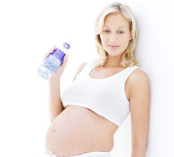 беременная с бутылкой воды