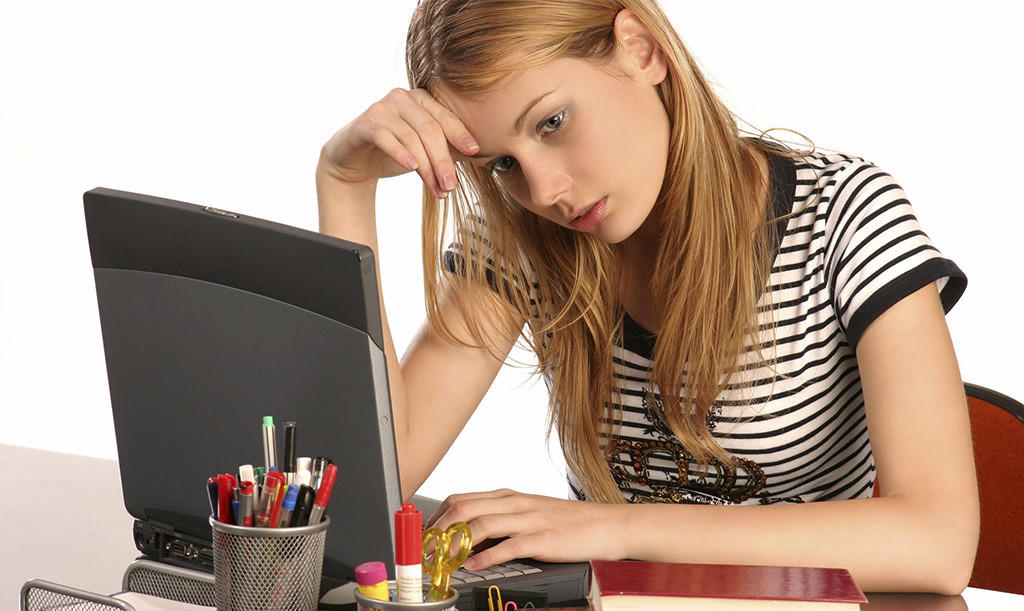 девочка перед компьютером