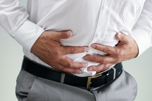 мужчина держится за живот