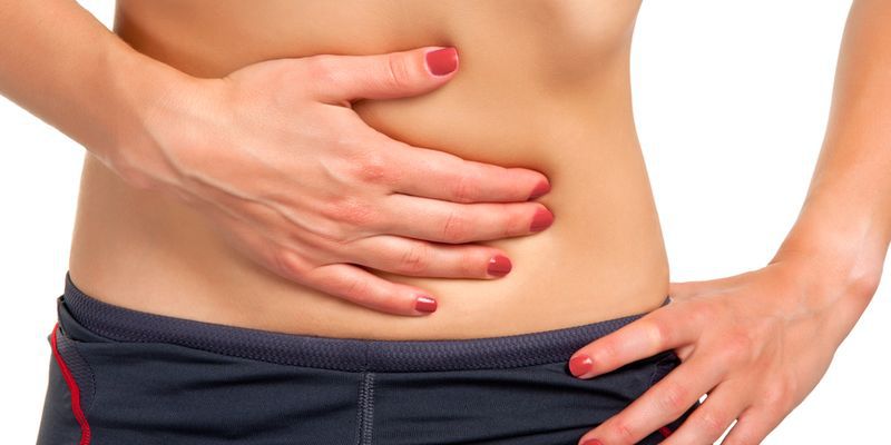 девушка держится за живот