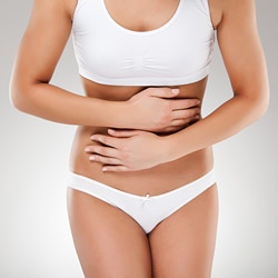 девушка держится за живот